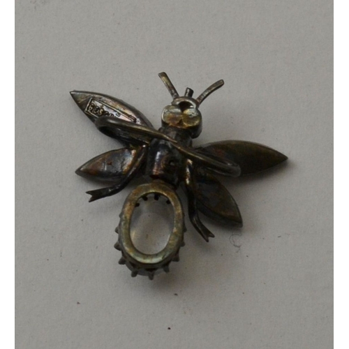 35 - A collection of jewellery includes an 18ct gold solitaire ring and an insect brooch, some cased