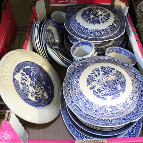 368 - A quantity of blue and white Willow pattern pottery tableware, includes plates, bowls, pair of turee... 