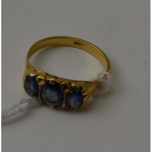 39 - An 18ct gold, three stone sapphire ring, gross weight 5.3g