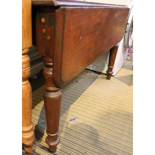 94 - A small mahogany drop leaf Pembroke dining table