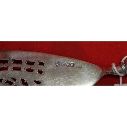 16 - A Georgian silver pierced slice, London 1785