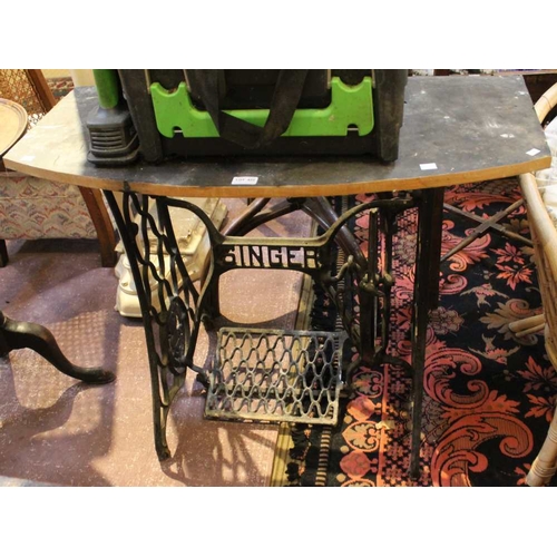 422 - A Singer sewing machine treadle base