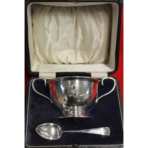 267 - A silver porringer & spoon, boxed, Birmingham 1924, 147g