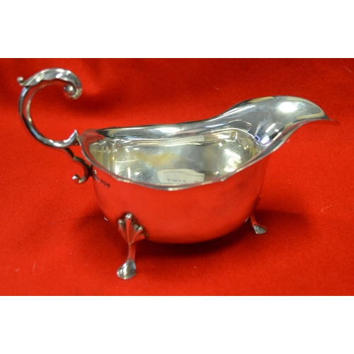 275 - A Georgian design silver gravy boat, with acanthus scroll handle, Sheffield 1960, 285g