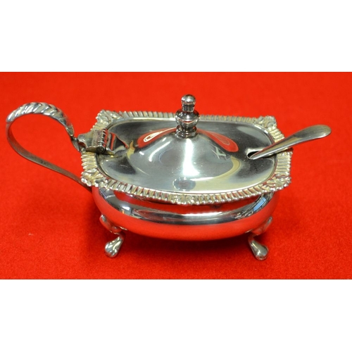 279 - A Georgian design three piece silver condiment set, comprising pepper pot, salt (with blue glass lin... 