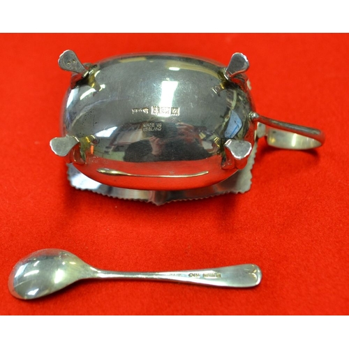 279 - A Georgian design three piece silver condiment set, comprising pepper pot, salt (with blue glass lin... 