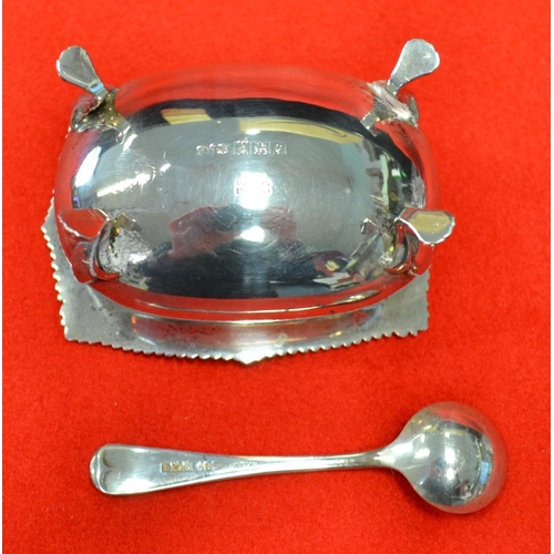 279 - A Georgian design three piece silver condiment set, comprising pepper pot, salt (with blue glass lin... 