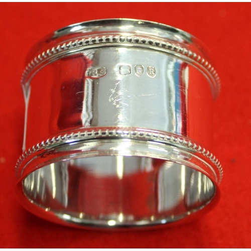 628 - A silver dish 14cm diameter and two silver napkin rings, combined weight 118g