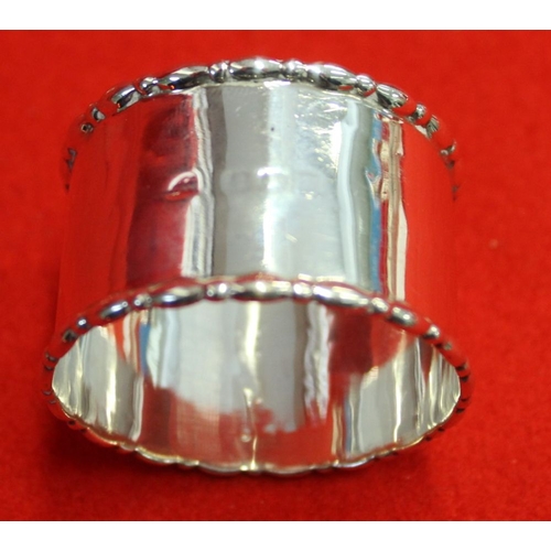 628 - A silver dish 14cm diameter and two silver napkin rings, combined weight 118g