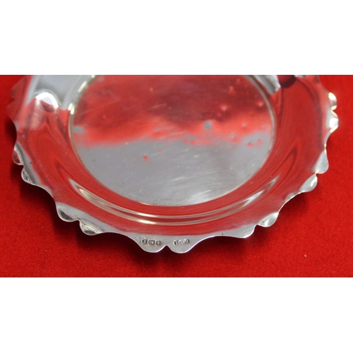 628 - A silver dish 14cm diameter and two silver napkin rings, combined weight 118g