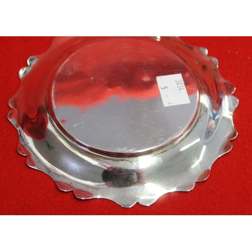 628 - A silver dish 14cm diameter and two silver napkin rings, combined weight 118g