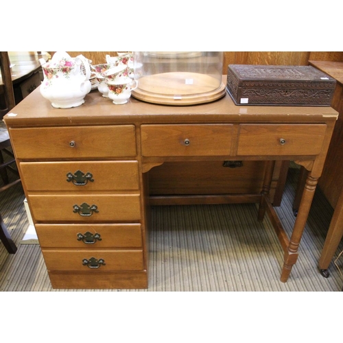 209 - A Ethan Allen by Baumitter of Vermont, USA, a dressing table together with matching chest of drawers