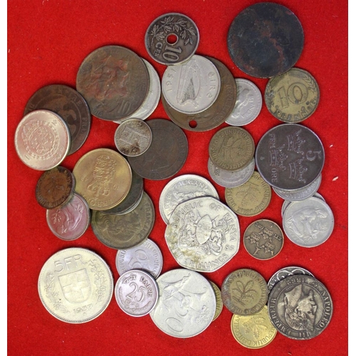 56 - A small selection of foreign coins to include Sweden 1906 10cts, 1944 2 ore and 1947 5ore, France 19... 