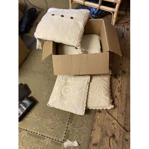 44 - Box scatter cushions