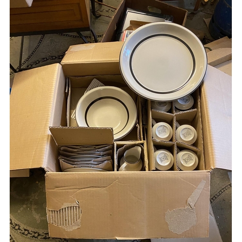 46 - Boxed dinner service