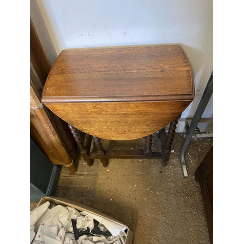 32 - Edwardian oak gate leg table