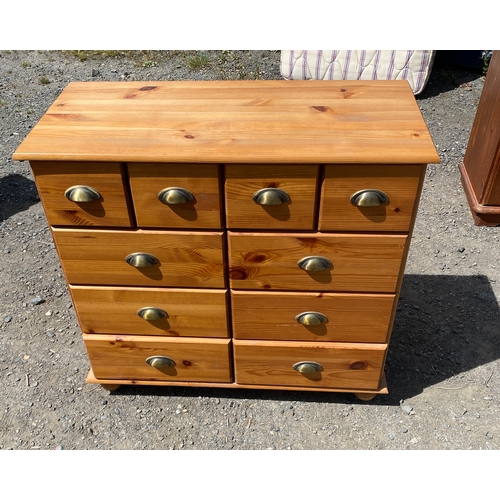 1096 - Pine chest of drawers