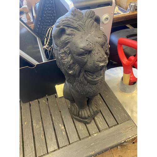 1040 - Stoneware lion