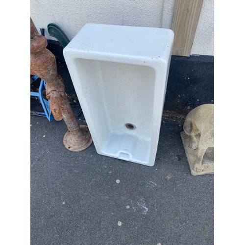 1139 - Large glazed sink