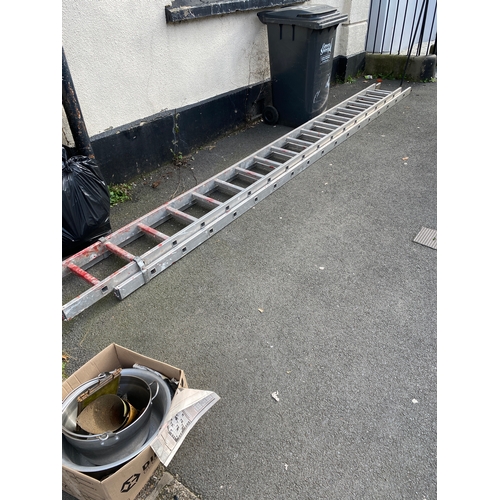 1188 - Large aluminium extending ladder