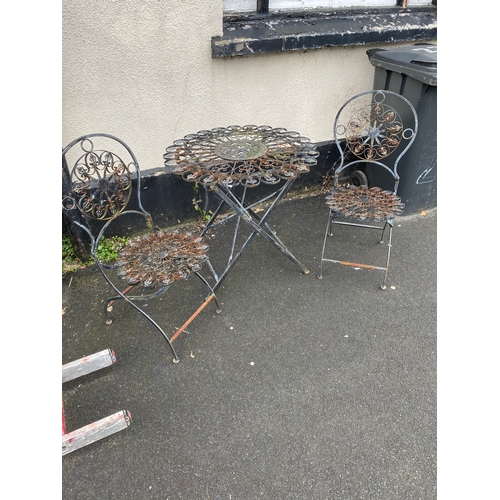 1190 - Metal decorative table & 2 chairs