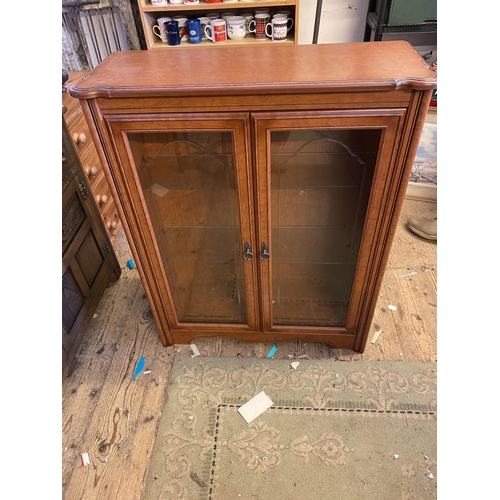 423 - 2 door glazed cabinet