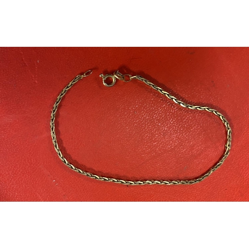 677 - 9ct gold bracelet