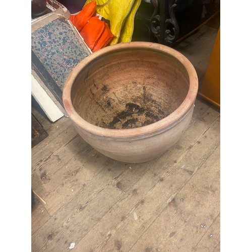 1138 - Large terracotta pot