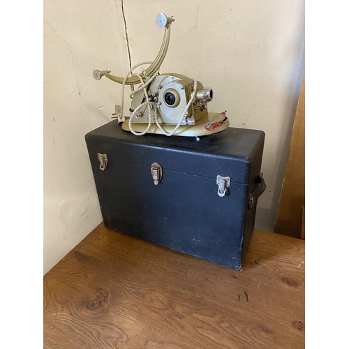 115 - Gem vintage projector & case