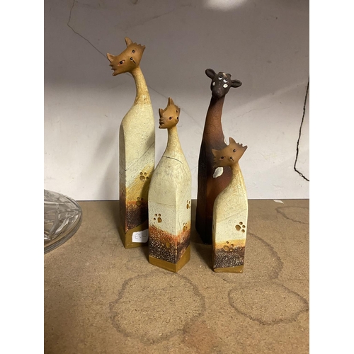 34 - 4 pottery figures
