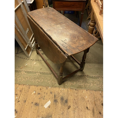 415 - Antique oak gate leg table