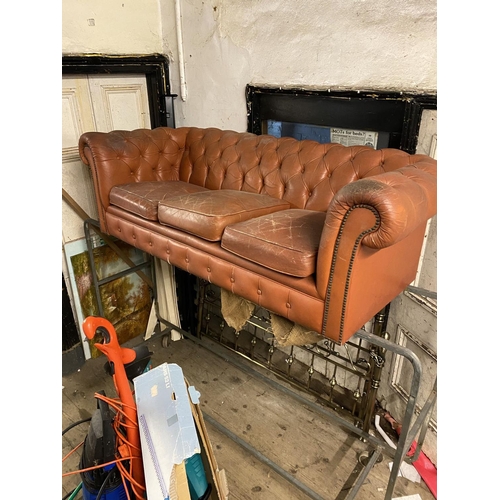 866 - Leather Chesterfield settee