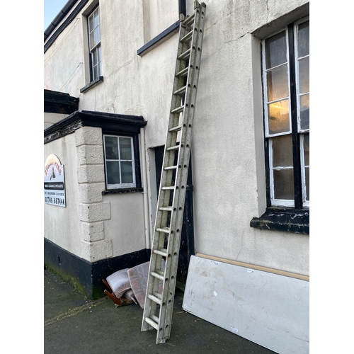 1007 - Aluminium extending ladder