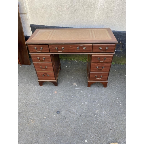 845 - Pedestal desk