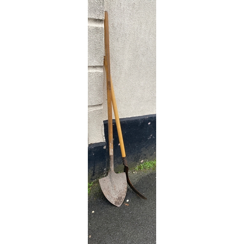 1146 - Devon shovel & long handle hook