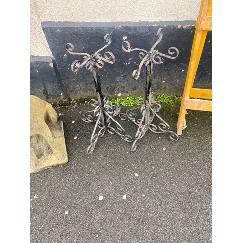 1154 - Pair metal stands