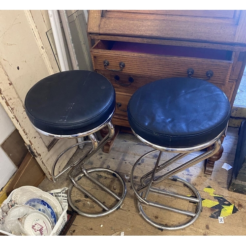 5 - Pair stools