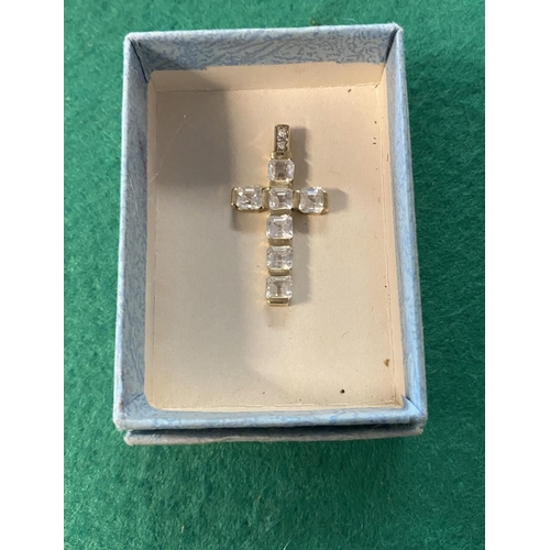 674 - 9ct gold mounted cross