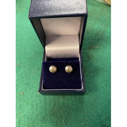 675 - Pair 9ct gold & pearl earings