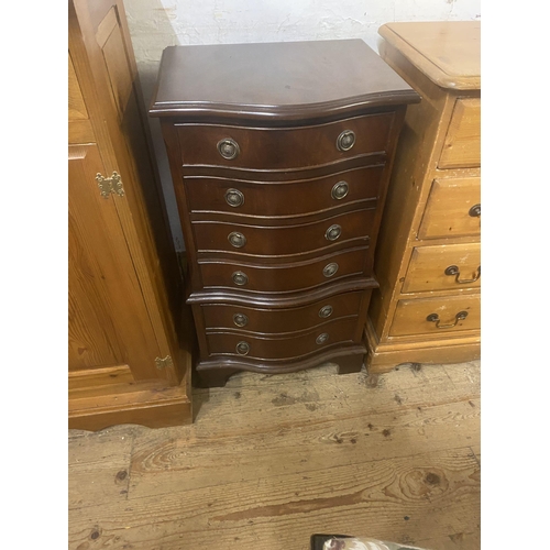 179 - Mahogany serpentine fronted chest of drawers