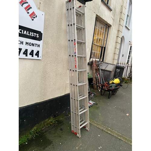 1083 - Triple aluminium extending ladder