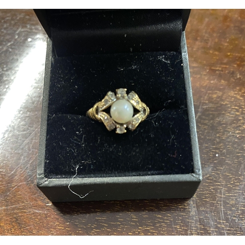 746 - 9 ct. gold pearl ring