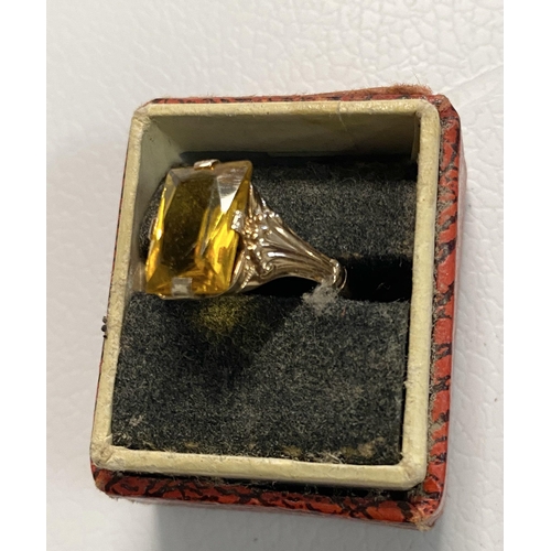 753 - 10 ct gold ring with citrus ring