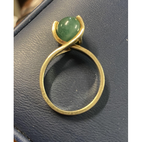 755 - 18ct gold jade ball ring