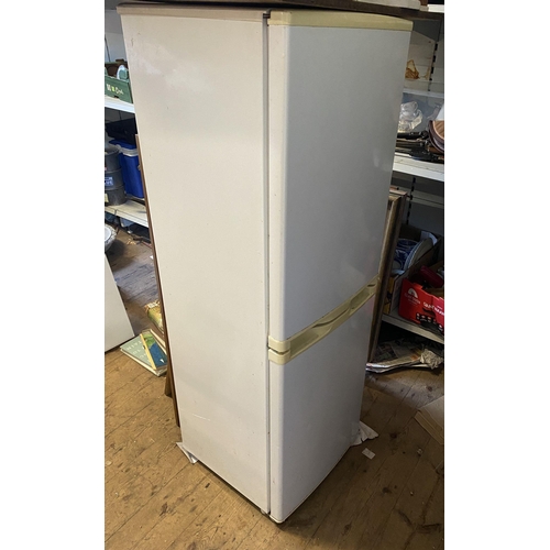 813 - Fridge freezer