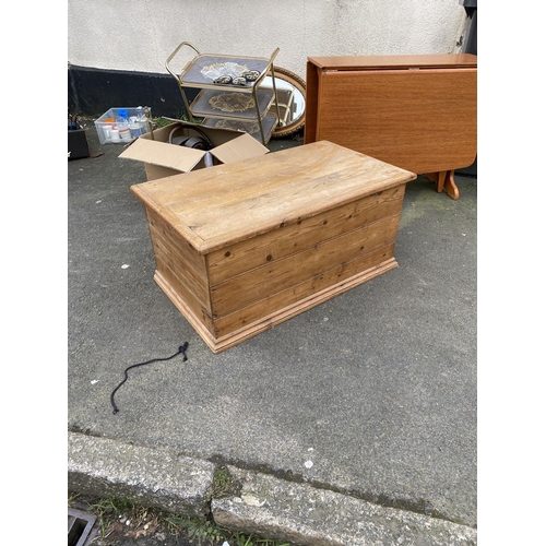 852 - Pine blanket box