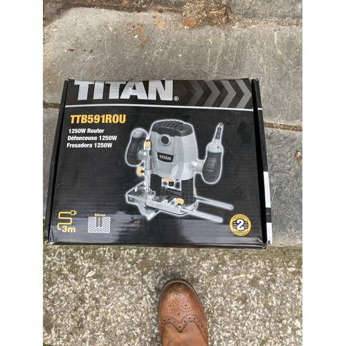 856 - Titan router