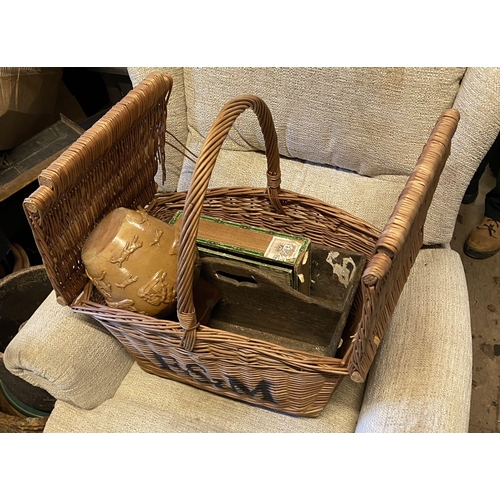 937 - Picnic basket etc