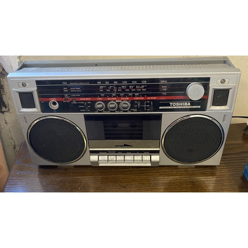 1052 - Vintage radio cassette player