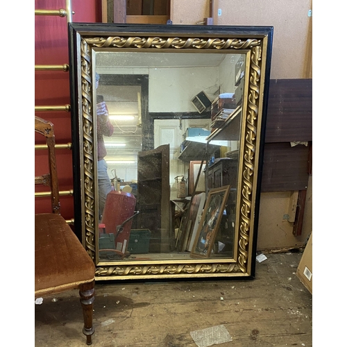 1070 - Large Victorian gilt wood wall mirror